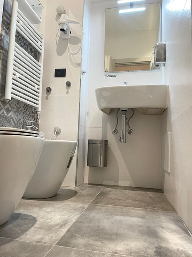 Bathroom 4, DROOMS 4.0 self check-in 24h7, Torino