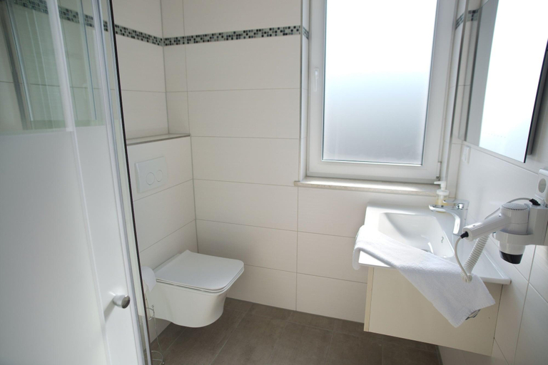 Bathroom 5, Hotel Hausen Obertshausen Frankfurt, Offenbach