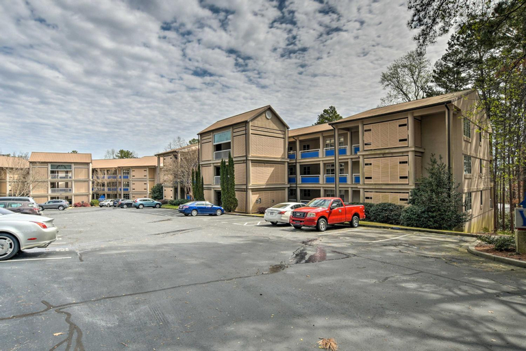 Lake Keowee Resort Condo with Balcony and Pool Access!, Oconee
