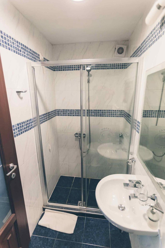 Bathroom 4, SU Hotel