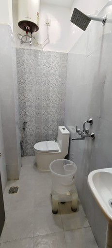 Bathroom 2, Moon High Stay, Varanasi