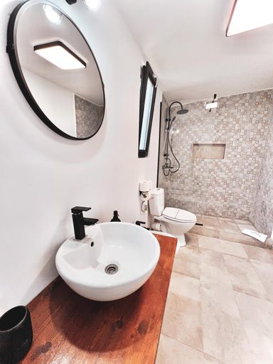 Bathroom 1, Vila Medusa, Limanu