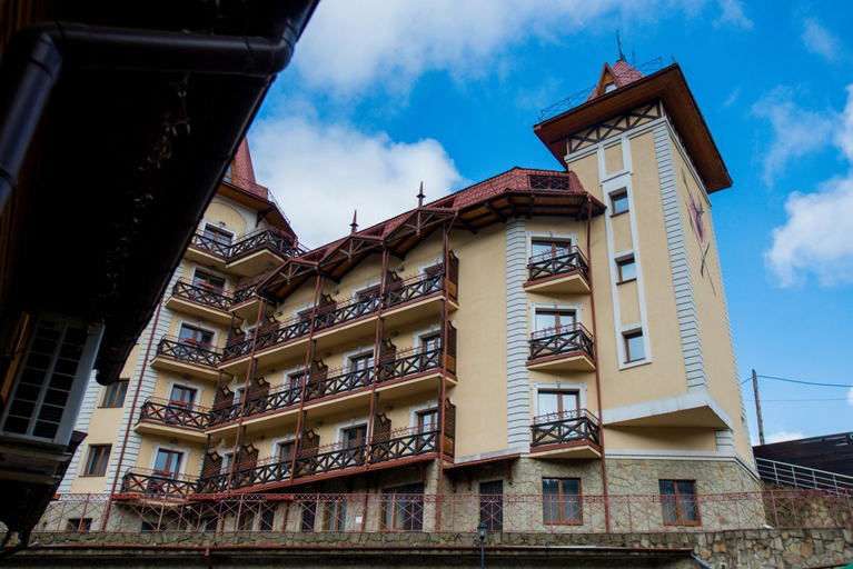 Exterior & Views