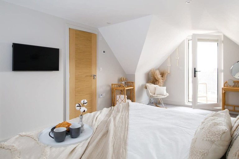 Bedroom 3, Luxury Penthouse Super King Bed 5 min to Beach, West Sussex