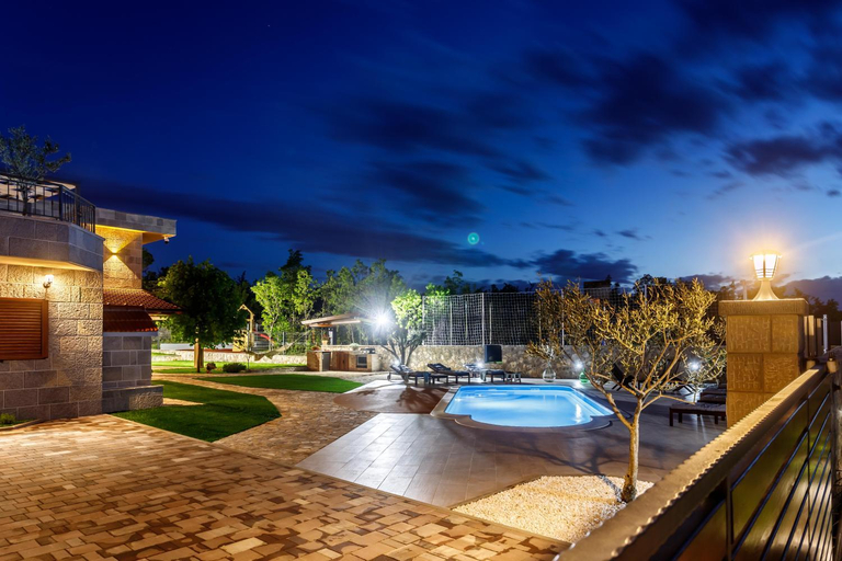 Others 3, Stone House Korita, Otok