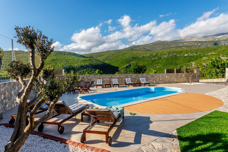 Others 2, Stone House Korita, Otok