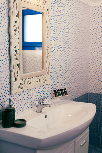 Bathroom 3, Gemini Cave, South Aegean