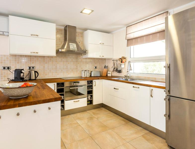Kitchen 3, 2016 Villa moderna al canal con 4 habitaciones by homeselectspain, Girona