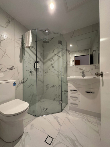 Bathroom 5, Quest Ascot, Ascot
