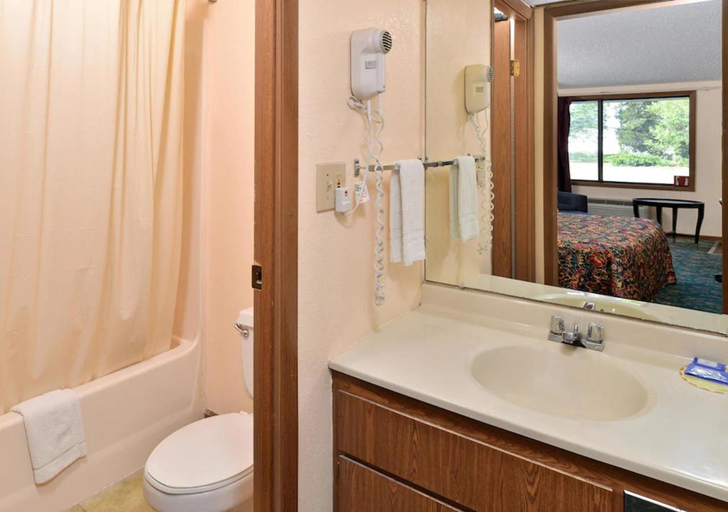 Bathroom 2, Nation's Inn Kinston, Lenoir