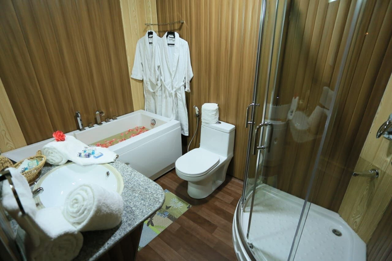 Bathroom 3, The Mughal Palace Eco Luxury Houseboat, Srinagar