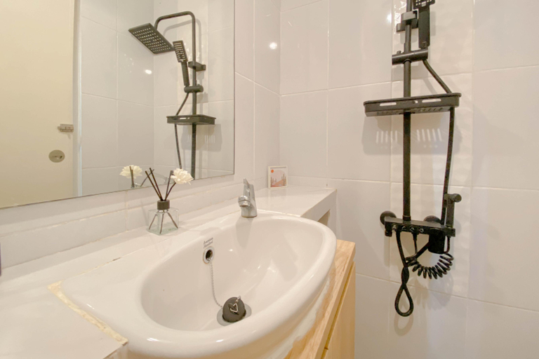 Bathroom 5, Chic Studio Loft Tokyo Riverside PIK 2 Apartment By Travelio, Tangerang