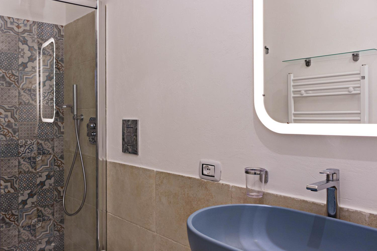 Bathroom 2, G25 Guesthouse, Bari