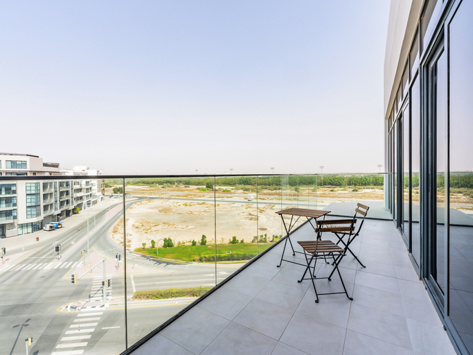 Balcony 5, Luxury Meydan Escape Condo with City View, Dubai