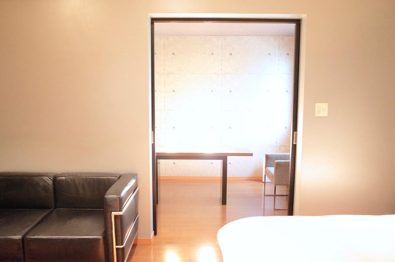 Others 3, LUXe, Higashihiroshima