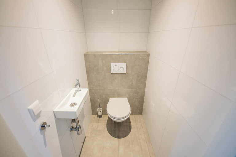 Bathroom 3, Alphabet Apartments Pijnackerstraat, Rotterdam