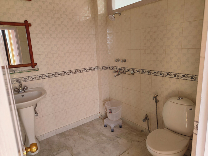 Bathroom 4, Hotel Savi Shallidrishya, Shimla