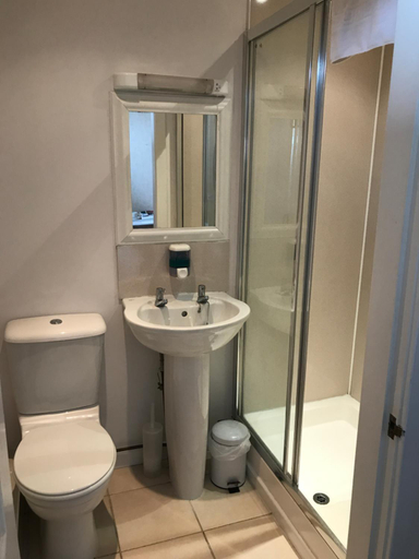 Bathroom 5, The Maxwell Arms Hotel, Dumfries and Galloway