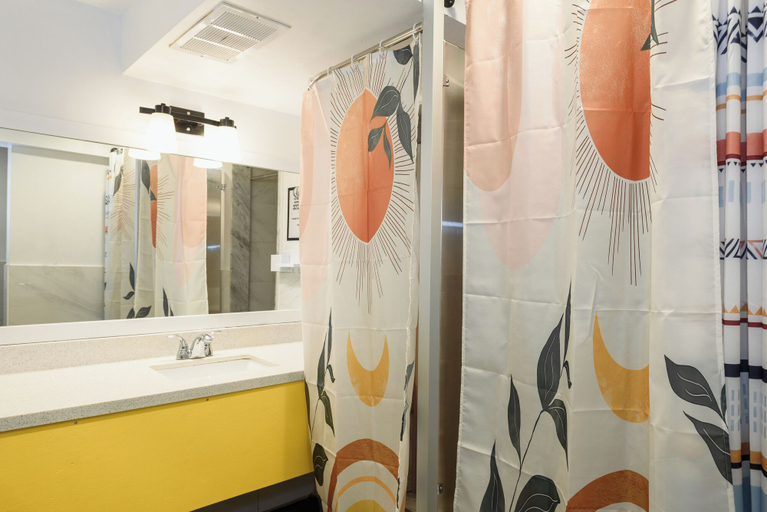 Bathroom 4, Samesun Toronto - Hostel, Toronto
