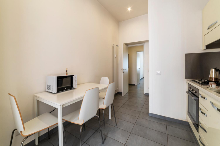 Others 4, Porta Pia & Villa Torlonia Apartment with Balcony, Roma