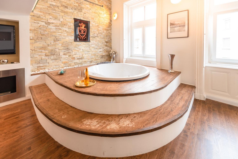 Bathroom 4, VIP Jacuzzi Suites, Budapesti