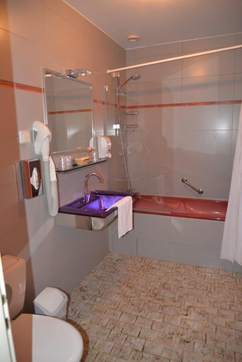Bathroom 5, Auberge de Moussy, Marne