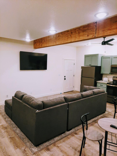 Shared lounge/TV area, Sevier River Farmhouse 2, Garfield