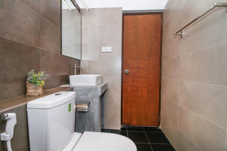 Bathroom 3, The Domain, Kesbewa