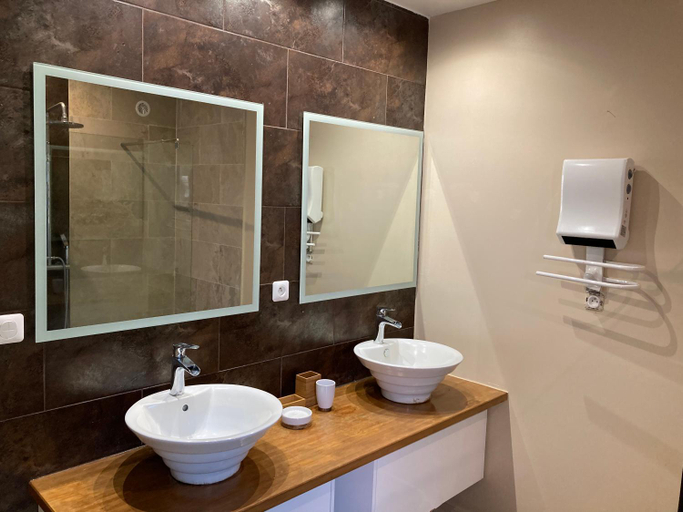 Bathroom 3, L'Orchidee, Saint-Pierre