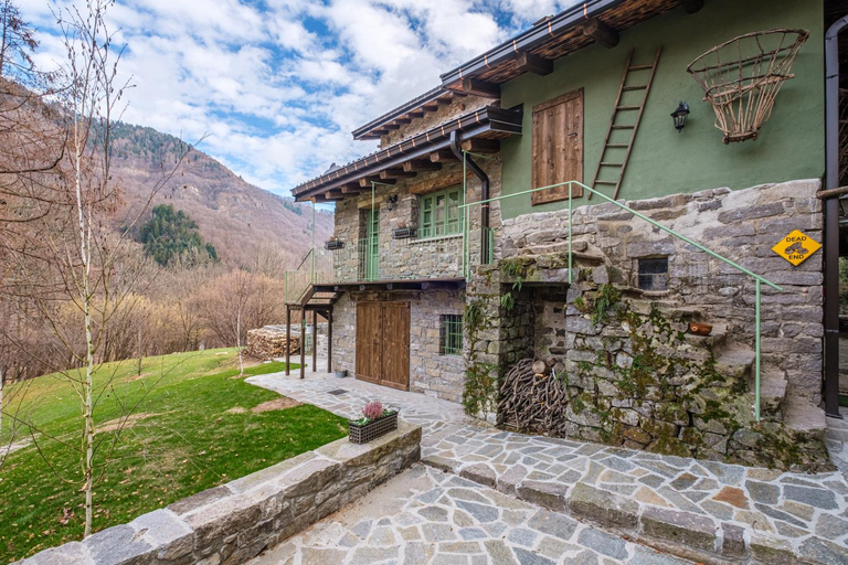 Exterior & Views