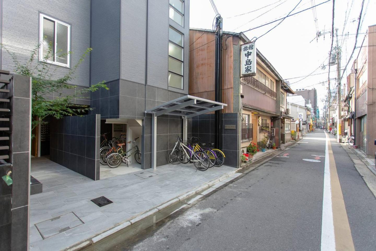 Exterior & Views