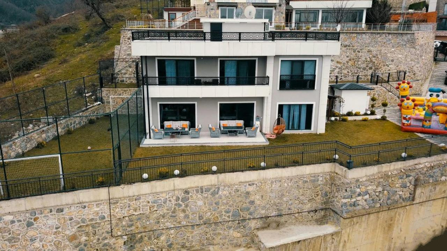 Exterior & Views