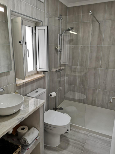 Bathroom 4, Feather House, Lourinhã