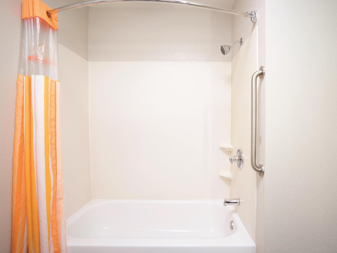 Bathroom 4, La Quinta Inn & Suites by Wyndham Loudon, Loudon