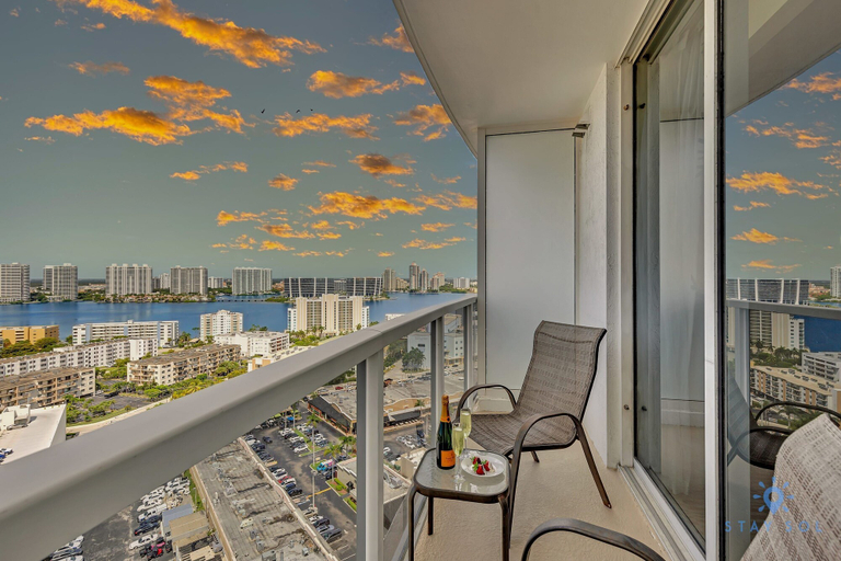 Room 2, Luxurious Beach Resort Gym Balcony, Miami-Dade