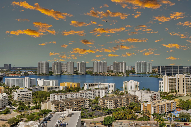 Room 3, Luxurious Beach Resort Gym Balcony, Miami-Dade