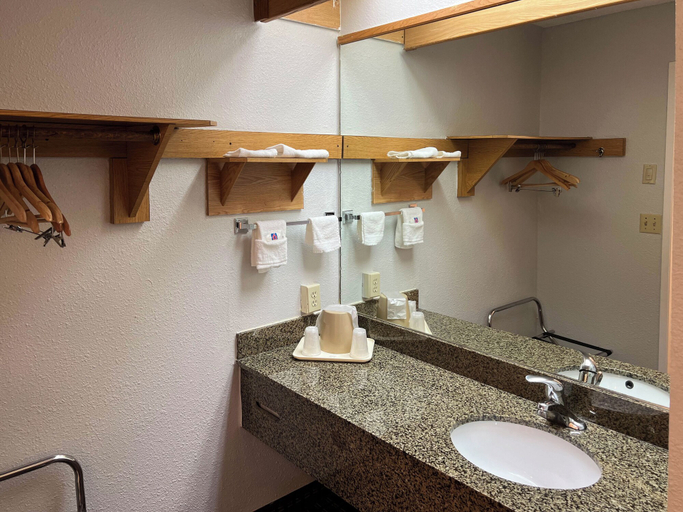 Bathroom 4, Motel 6 Portland, OR - Southeast, Multnomah