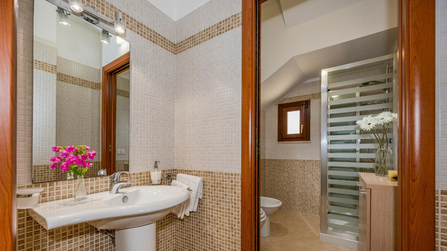 Bathroom 3, Villa delle Sirene 6, Emma Villas, Trapani