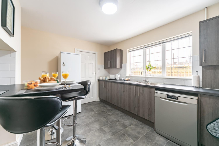 Others 5, 3BR Central Home 2 Shower Rooms Near Newland Ave Cafes & Shops, Kingston upon Hull