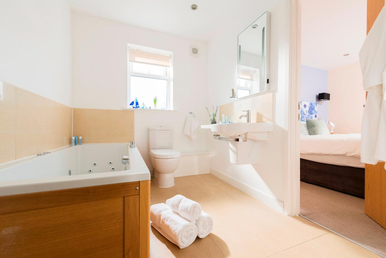 Bathroom, Herons House private Pool on Retallack Resort, Cornwall