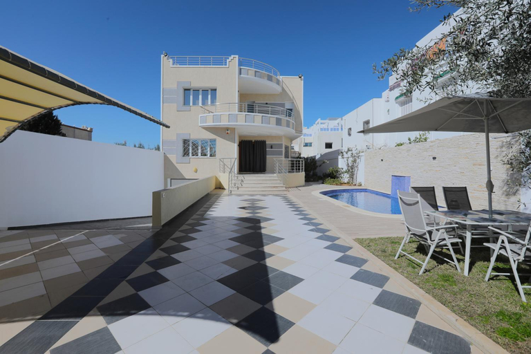 Exterior & Views