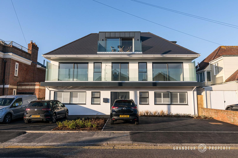 BOURNECOAST - Stylish Flat with BALCONY - SEA GLIMPSES - 10 MIN WALK TO BEACH - PARKING - WIFI - FM8, Bournemouth