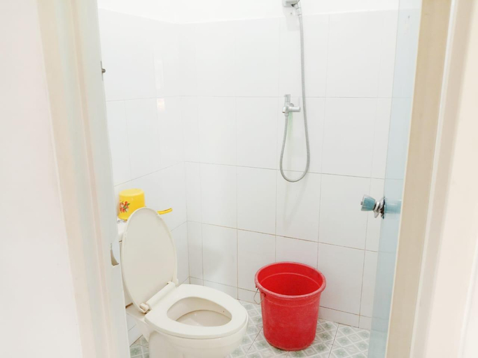 Bathroom, Hotel O Penginapan Putri Asih Sawarna, Lebak
