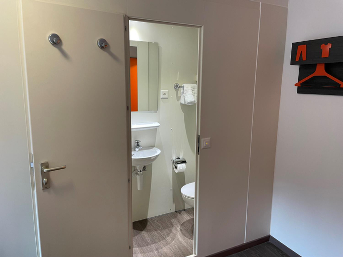 Bedroom 3, easyHotel Zurich Limmatplatz, Zürich