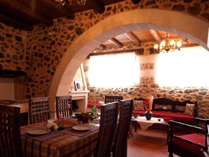 Food & Drinks 5, Aretaki villas, Crete