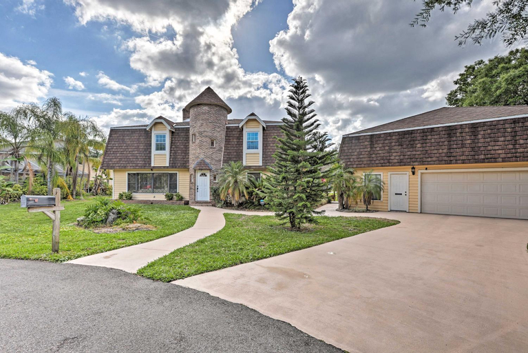 Exterior & Views