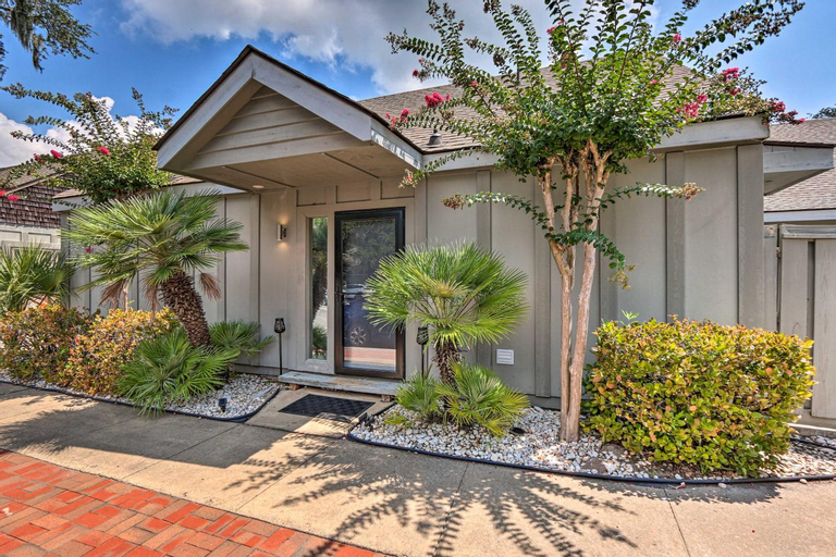 Coastal Resort Beach Villa Less Than 1 Mi to Shore!, Beaufort