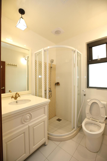 Bathroom 4, Otter footprints B B, Kinmen