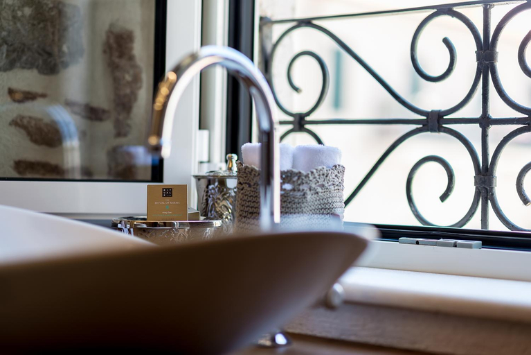 Bathroom 4, Apartments Hun