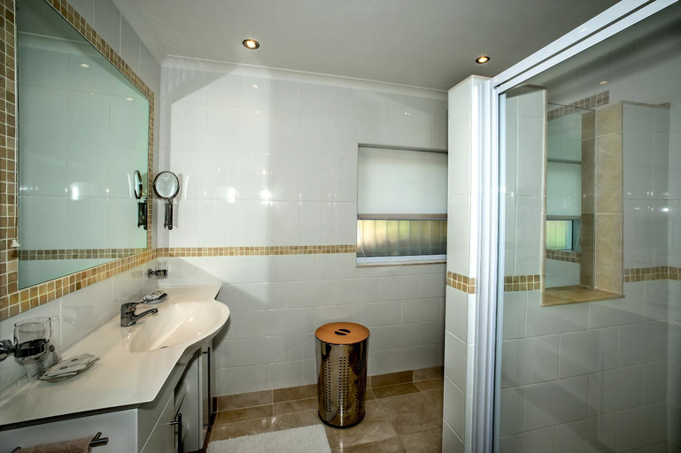 Bathroom 2, Penguinden Accommodation and Apartments, City of Cape Town